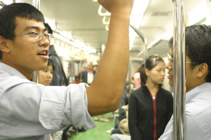 台灣鐵路旅遊攝影電車-區間車交談的旅客2005攝影照片28